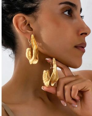 Steel Confidence Earrings – strong, sleek, unstoppable.